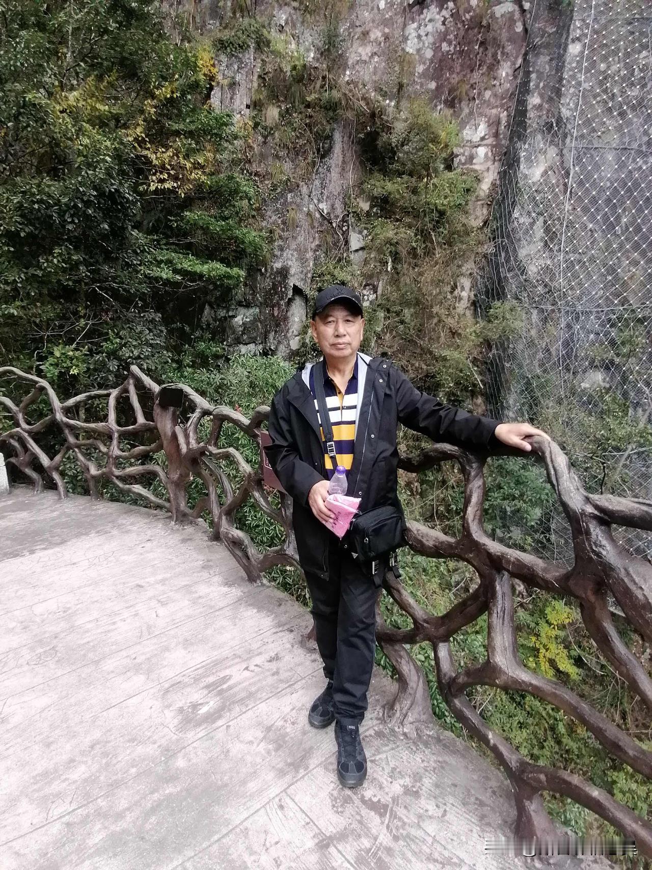 人这一生，不必事事强求圆满，也不用总跟自己较劲。日子慢慢过，烦恼轻轻放，珍惜眼前