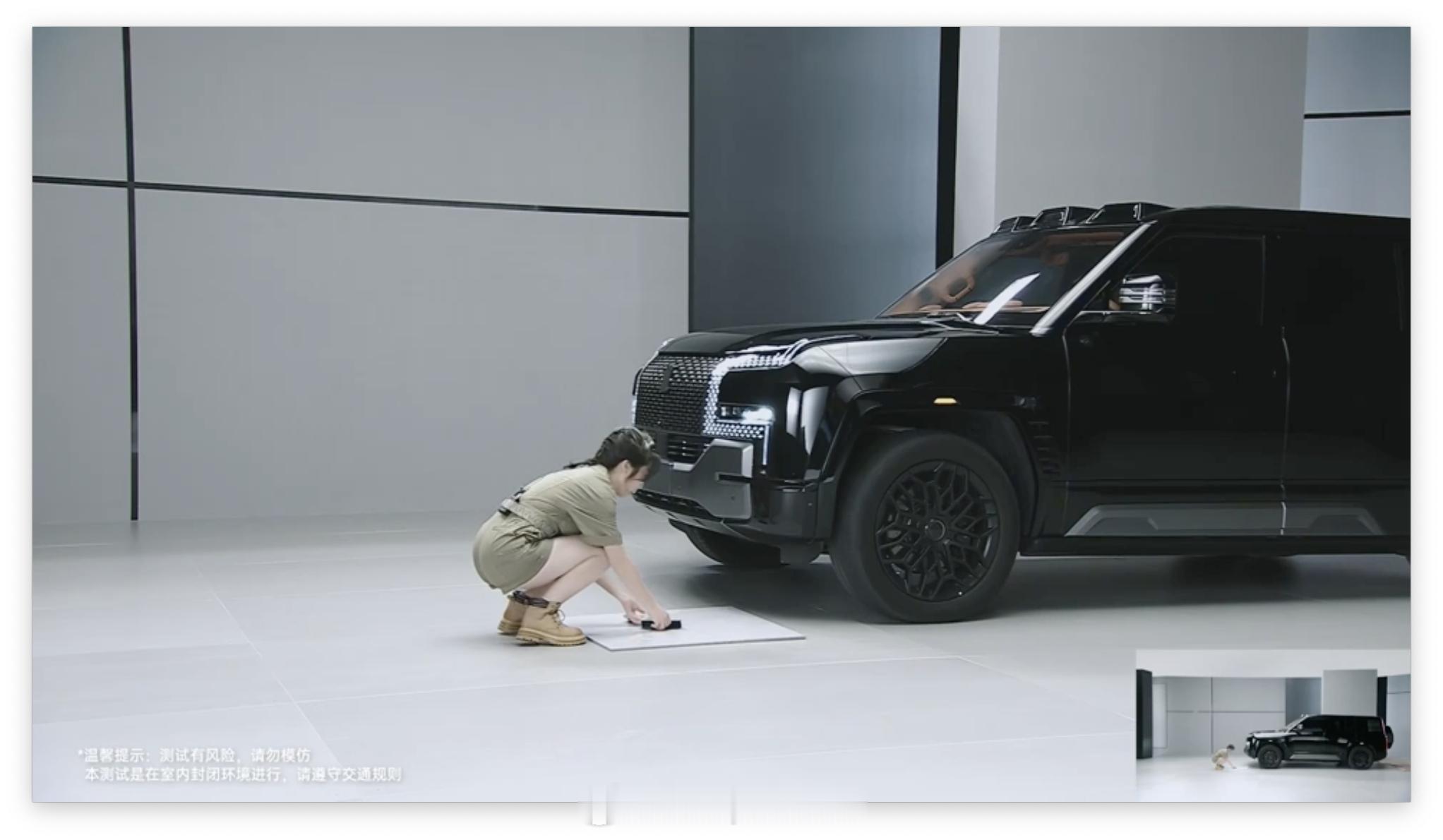 nb，直接找来了 3.5 吨+ （近 4.5 吨）的仰望 U8（满员&后备箱都塞