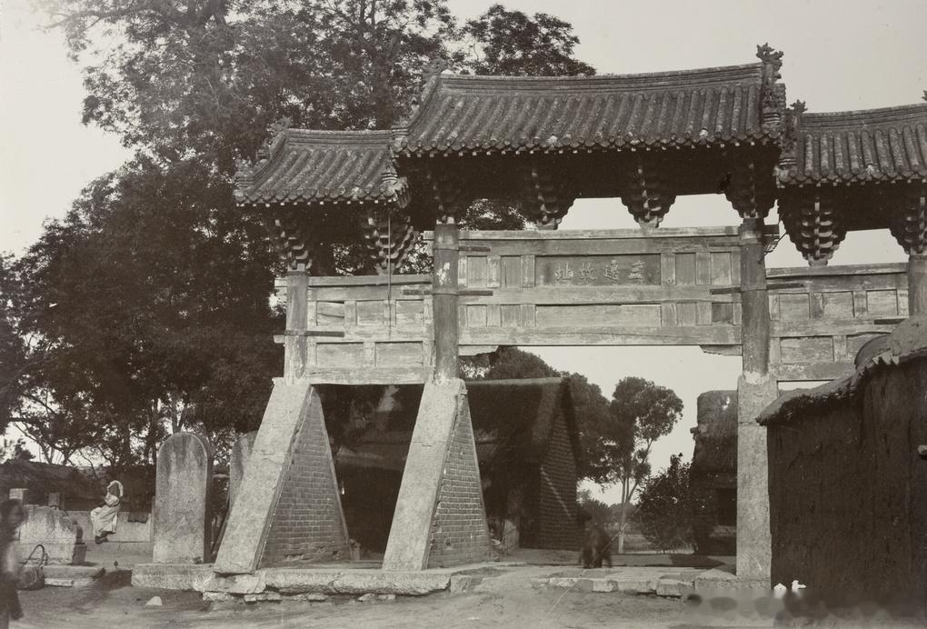 古邹县县城，“三迁坊”，位于古邹县城南门外，是为了纪念“孟母三迁”。为了让儿子受