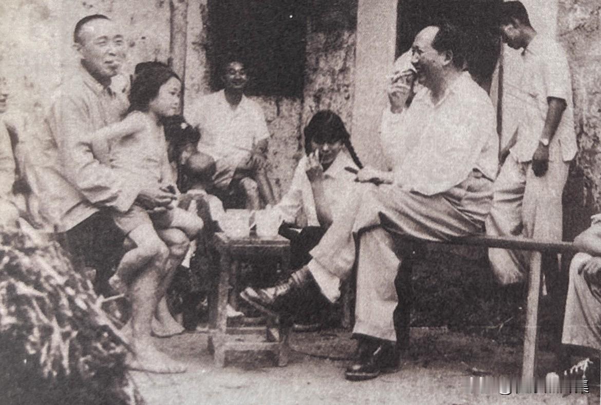 1956年6月，毛泽东主席在故乡韶山与父老兄弟在一起。这是毛泽东主席在建国后第一
