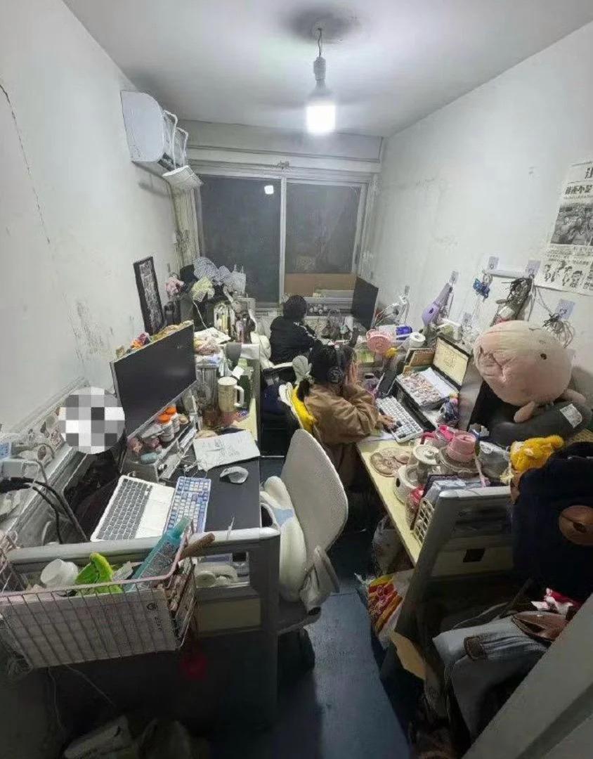 这环境待久了能不日久生情吗？ 