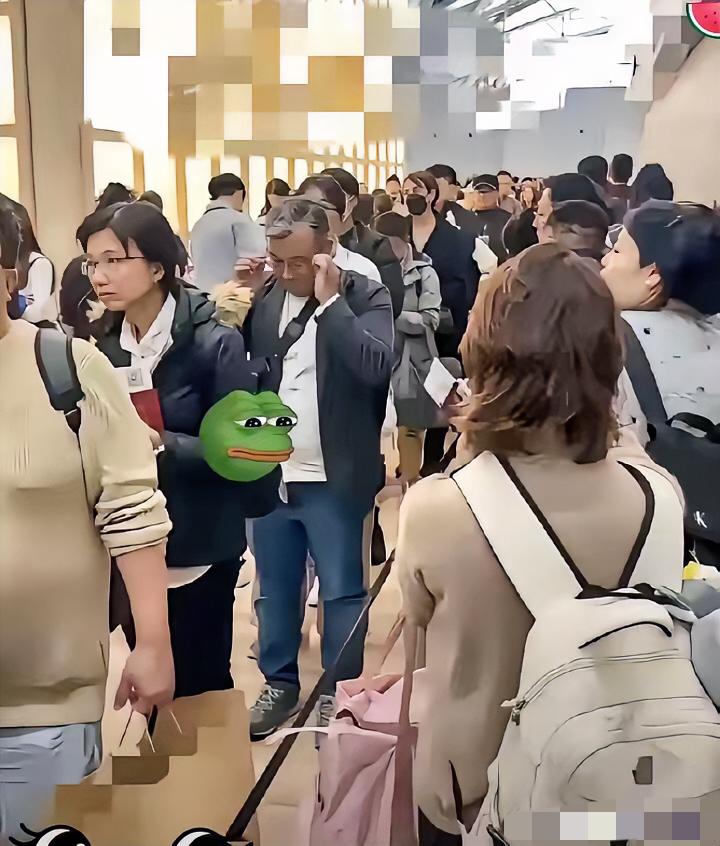 日本机场挤满了急着回国的中国人，这哪儿是怂啊，是心里拎得清！一边是当地治安亮红灯