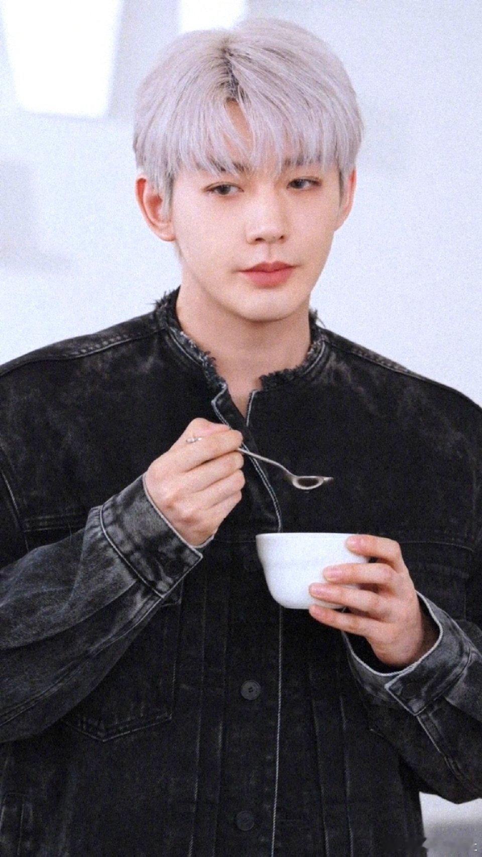 邓为哥哥好优雅一男的，简直不够看啊！｜邓为