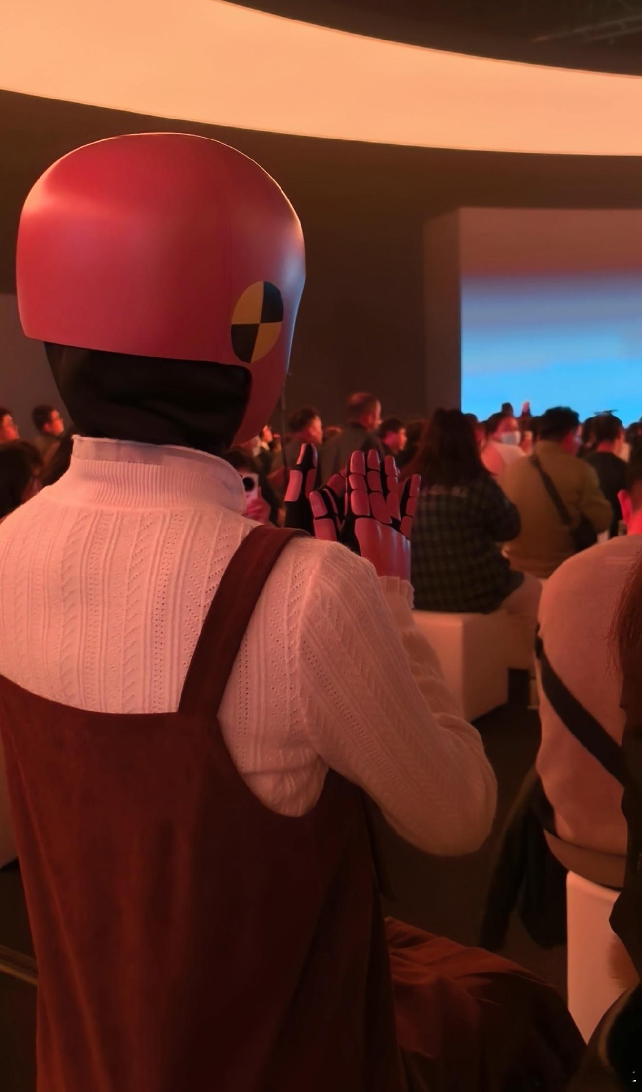 你们猜我前面这个是假人还是真人安全就是吉利我和汽车的日常