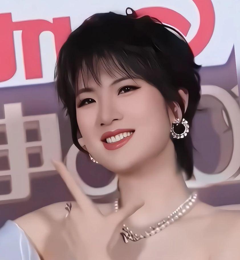本来以为看够了豪门剧本。

二公主、华为、走红毯摔跤、硬闯娱乐圈……这些标签贴久
