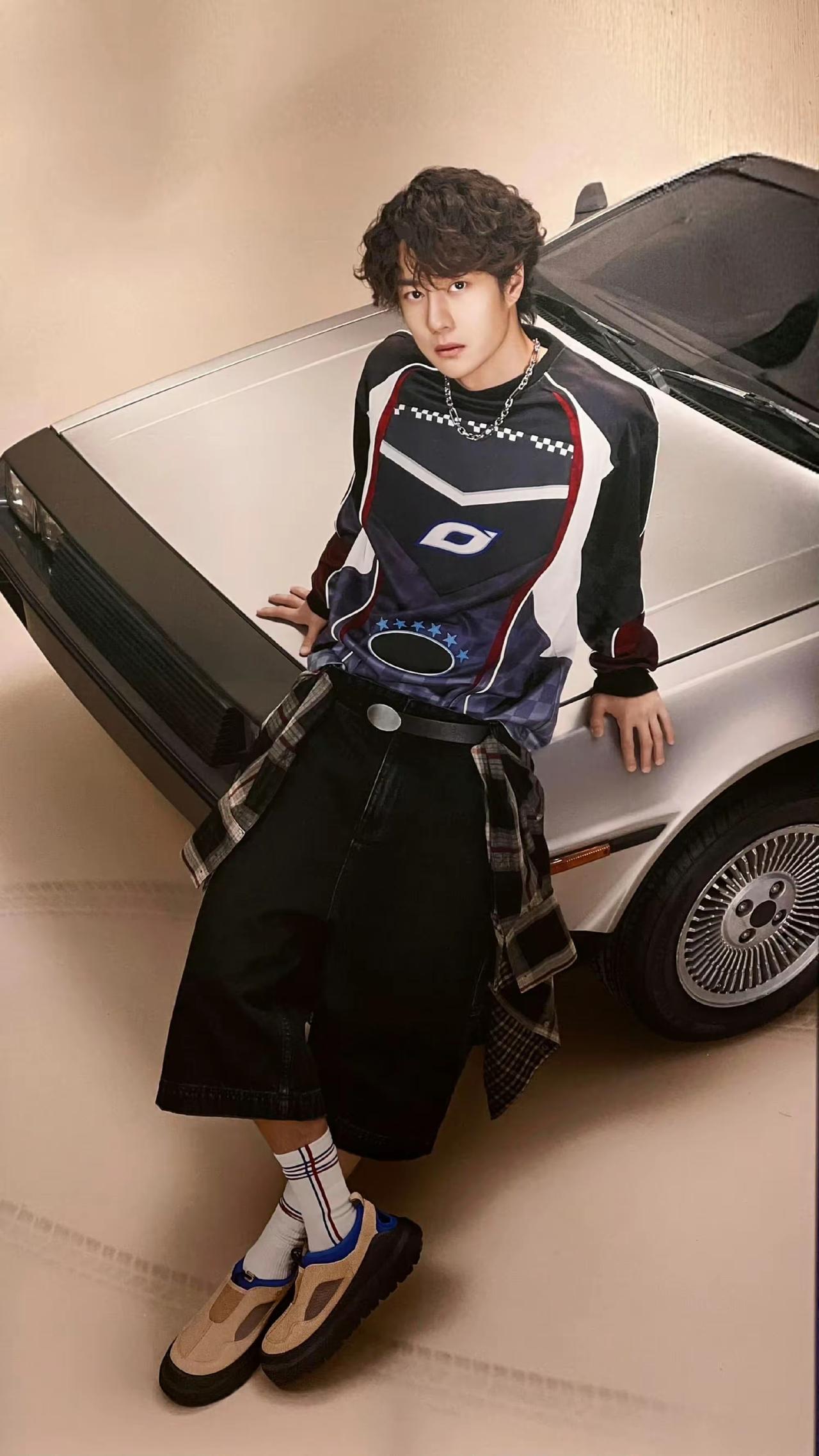 眼前一亮的感觉， 能把UGG穿得这么时尚的真是非王一博莫属！不知道的以为在拍杂志