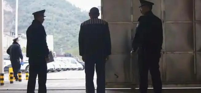 你们知道，刑满释放者为何不能凌晨离开监狱呢？这么说吧，早上八点半走其实是有讲究的