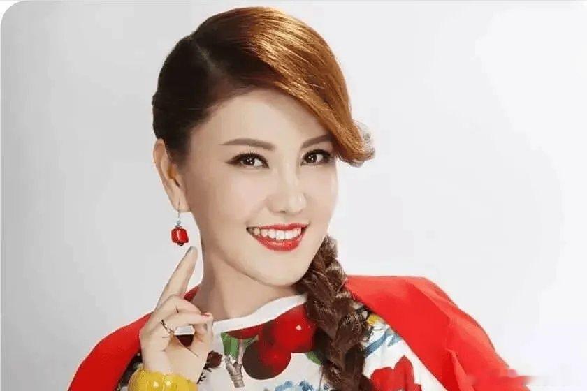 乌兰图雅双马尾萌成啥样了 一身造型清新又可爱，双马尾加分不少，妥妥的萌妹既视感。