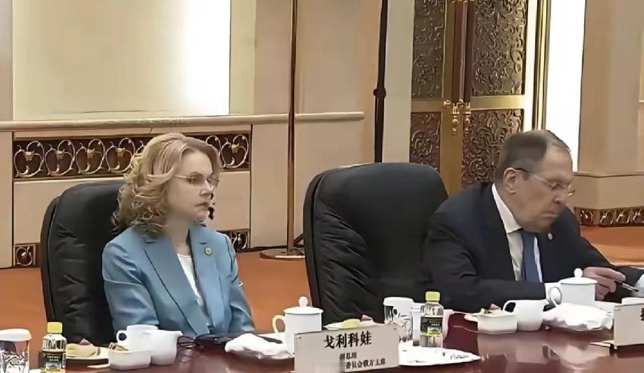 普京访华行程备受各界关注，俄方随行团队里，一位身影格外引人注目。60岁的俄罗斯副