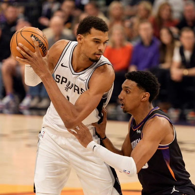 讲真，今天这套奇葩首发打马刺，本就凶多吉少的太阳，就更没啥取胜的机会了。评论区里