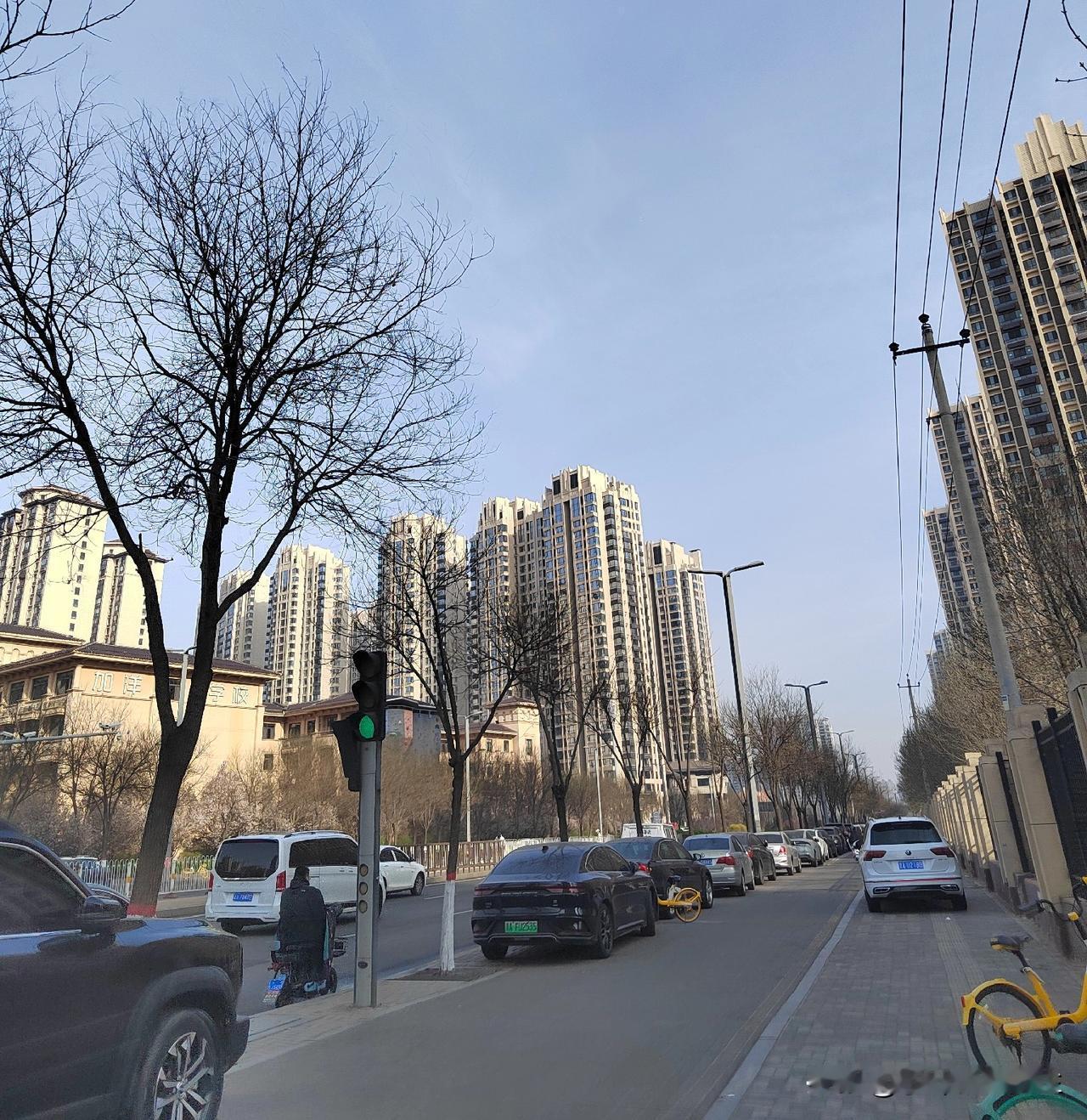 周一例行会议，大家集中观看研究了一下近期房地产走势，发现了一些变化。

最近楼市