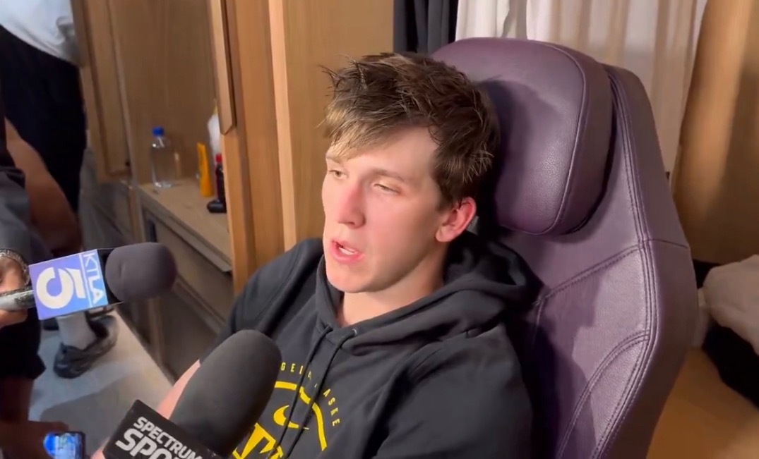 里夫斯谈及自己今晚表现拉胯的原因时表示：“就是球怎么都投不进篮筐。” 里夫斯谈及