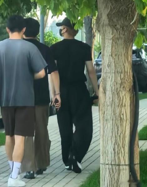 网友阿那亚偶遇白敬亭，小白你真的很好认，一个背影就看出来了…… ​​​