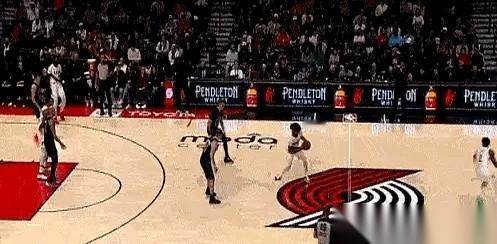 教练说他，“暂时没有百分百与球队同步”。
听听，这话说的，多漂亮，多官方。
滴水