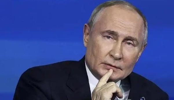 美国记者提问普京，如果中国大陆要解放台湾，俄罗斯会不会掺和一把？普京干脆利落的几