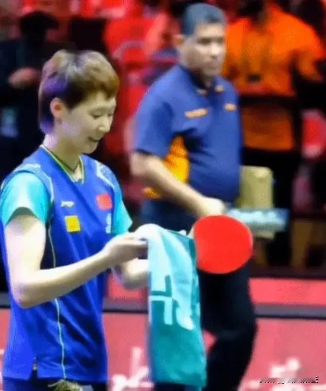 挺迷惑，王曼昱那场球是不解之谜

在乒乓球的激烈角逐中，换衣服战术如同一把双刃剑