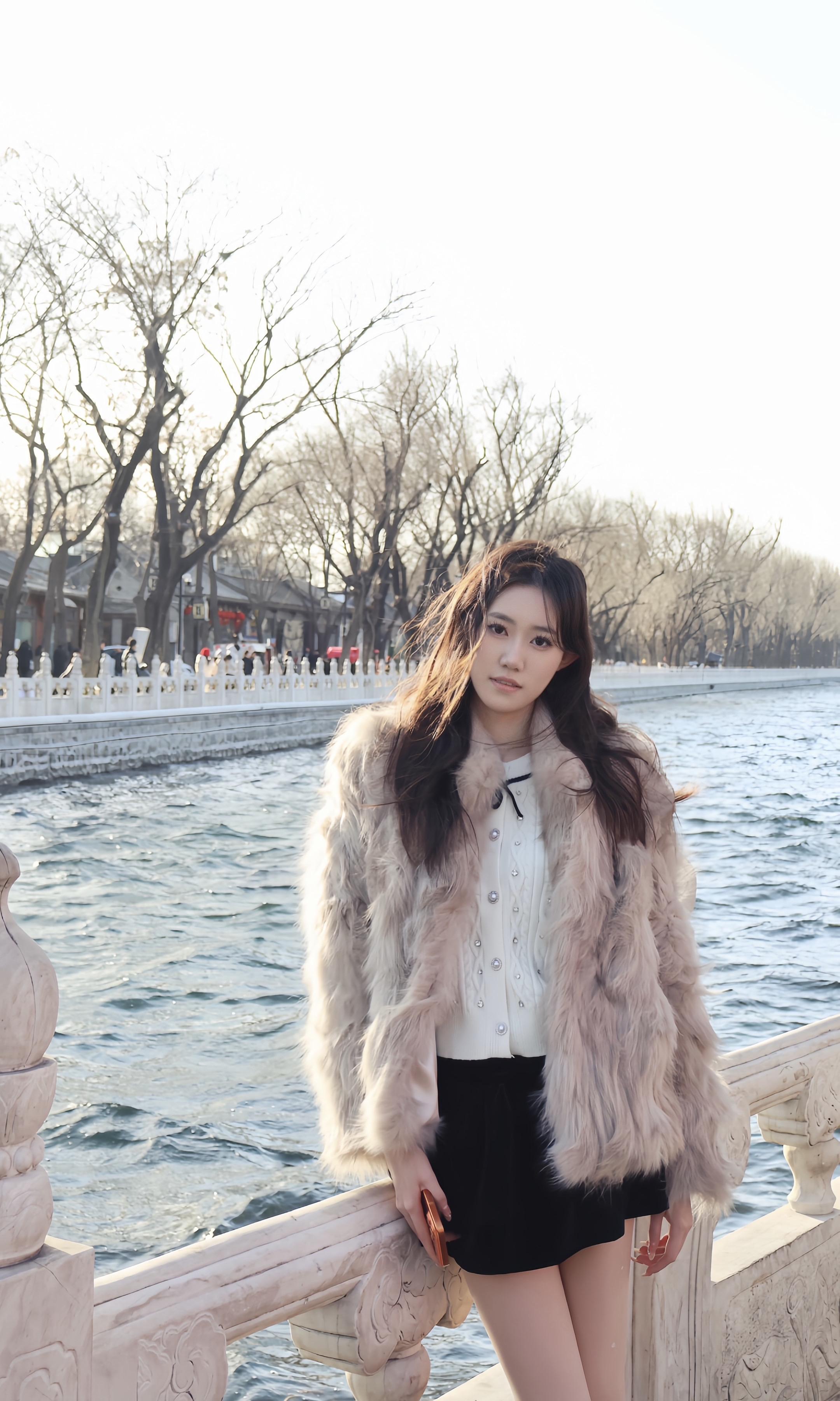 我们都不懂离别的重量 直到某天冷空气裹挟着回忆涌入