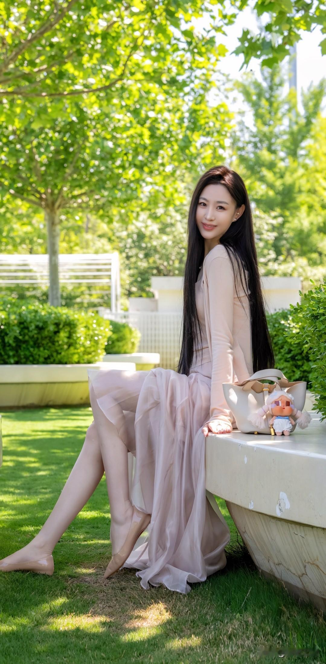 阳光下的温柔时光，粉裙飘飘，静享美好。