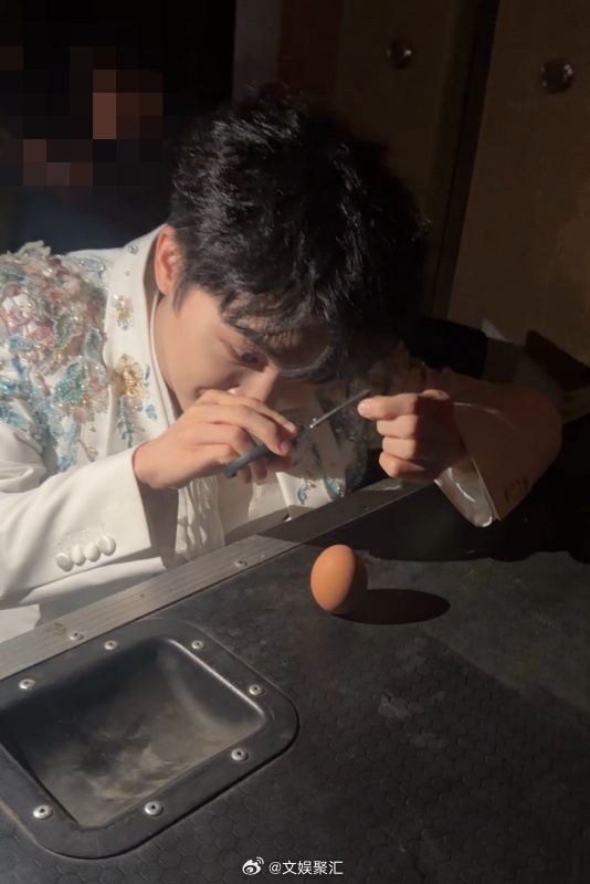 周深二月二亲自剃龙头周深立蛋剃龙头去年问翻译，今年自己剃，周深的龙抬头进化史也太