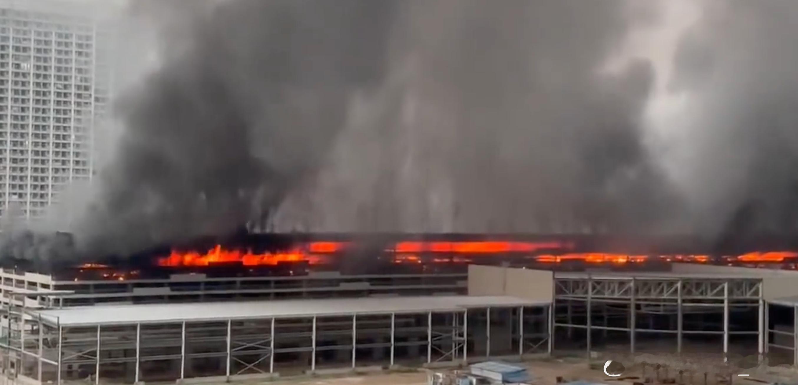 比亚迪回应深圳车库火灾 园区的试验车和报废车场发生火情，现已扑灭，无人员伤亡，不