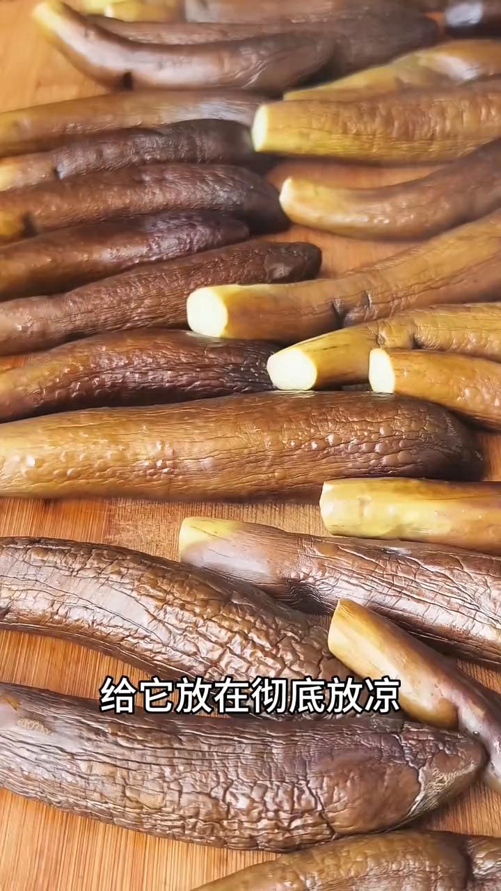 老式腌茄子。
用最老式的腌茄子方法简单省事，吃着口感还没有那么咸。我个人觉得腌茄