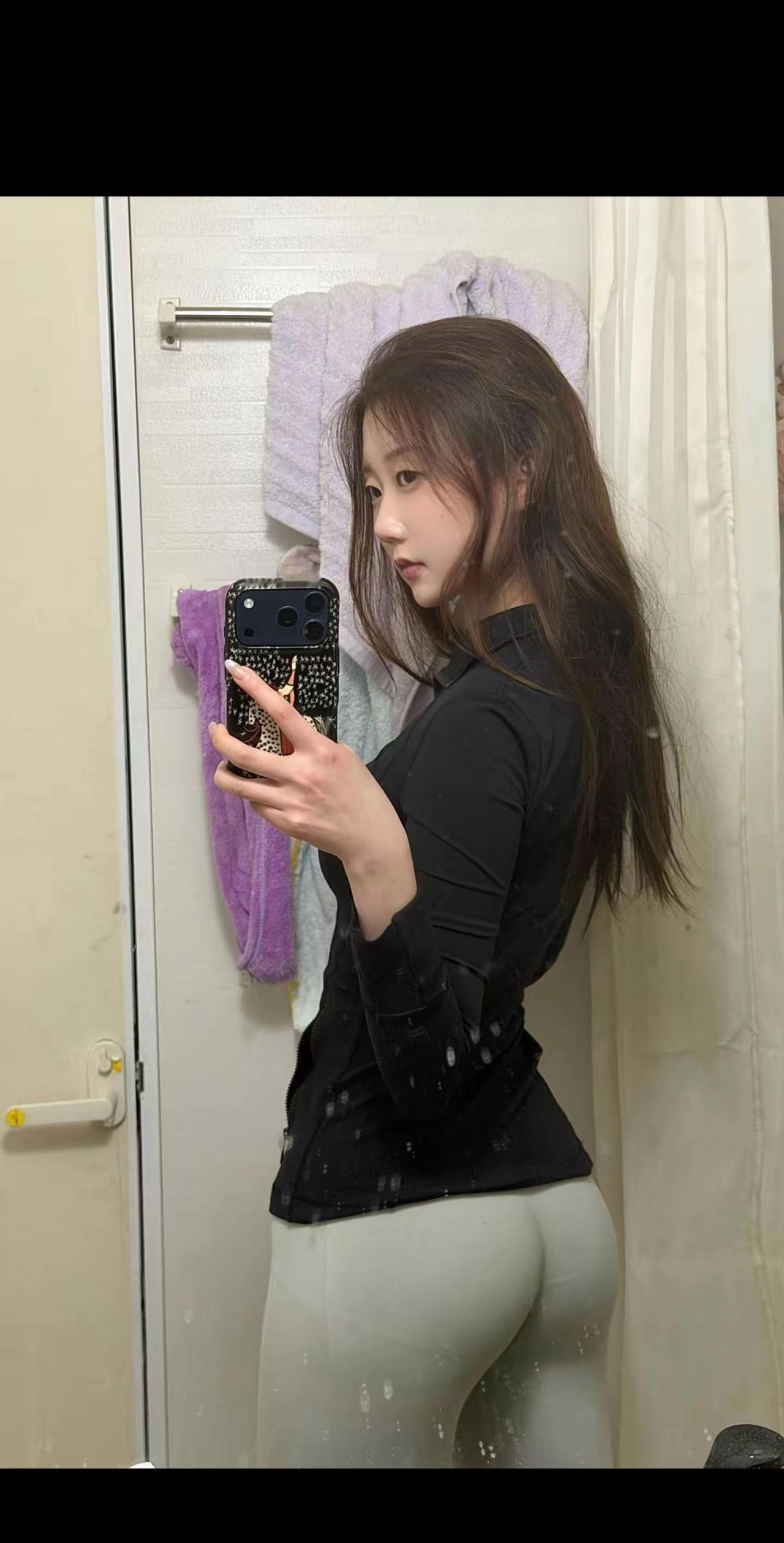 镜子里的松弛感，是今天的ootd主打一个舒服又自在✨
黑衫配leggings，简