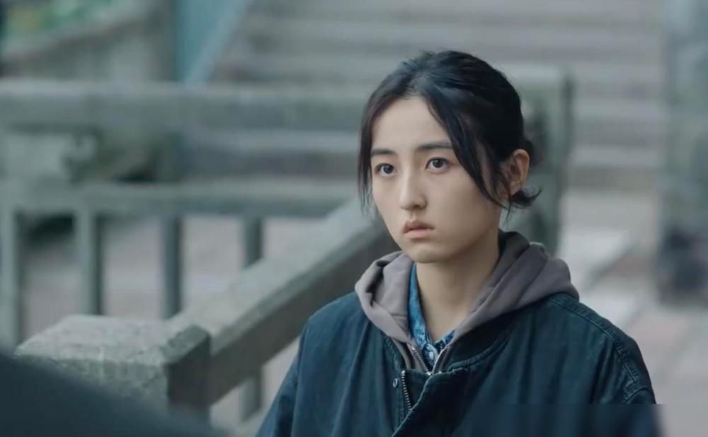 翻拍《我的大叔》这事儿，简直是在观众的审美雷区上蹦迪。

张子枫那张全脸写着“莫