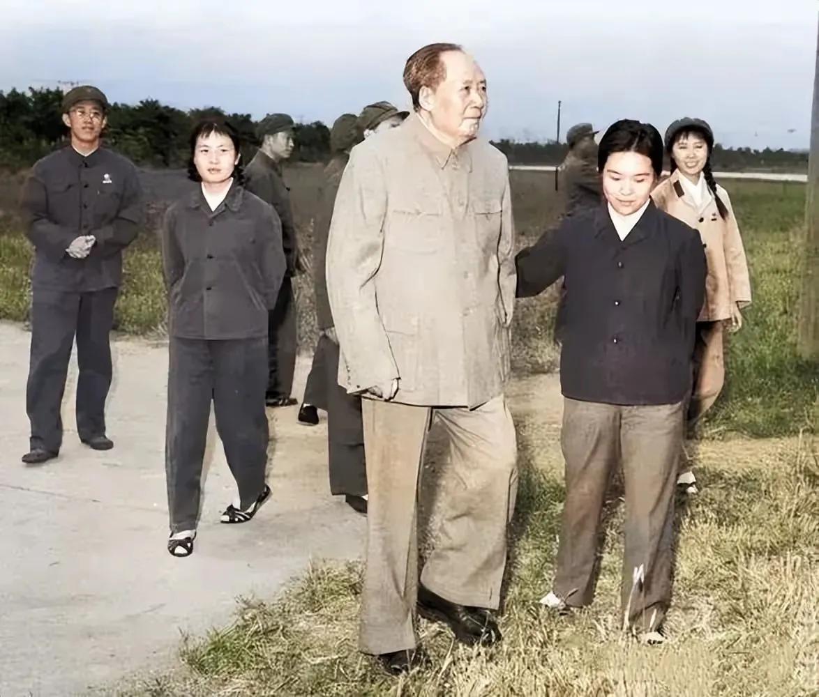 毛主席为了人民的根本利益，艰辛探索共同富裕之路，老骥伏枥，志在千里…