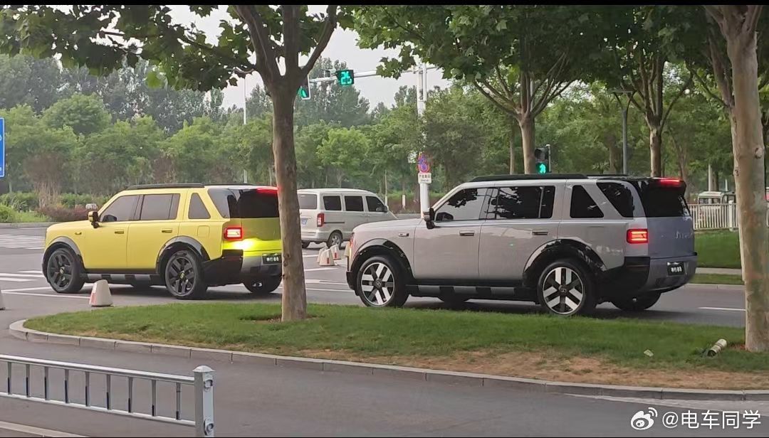 FREELANDER 神行者8，这个路上的姿态如何黄色好看，这种大车越艳越好看，
