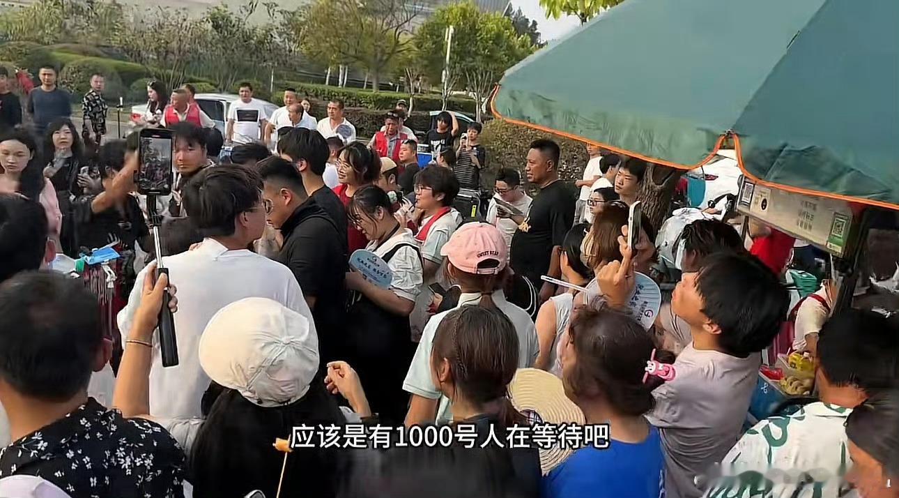 人人人人人人鸡排哥人人人人人人有排队吃上的友友能告知下么？什么味道！好想去尝尝…