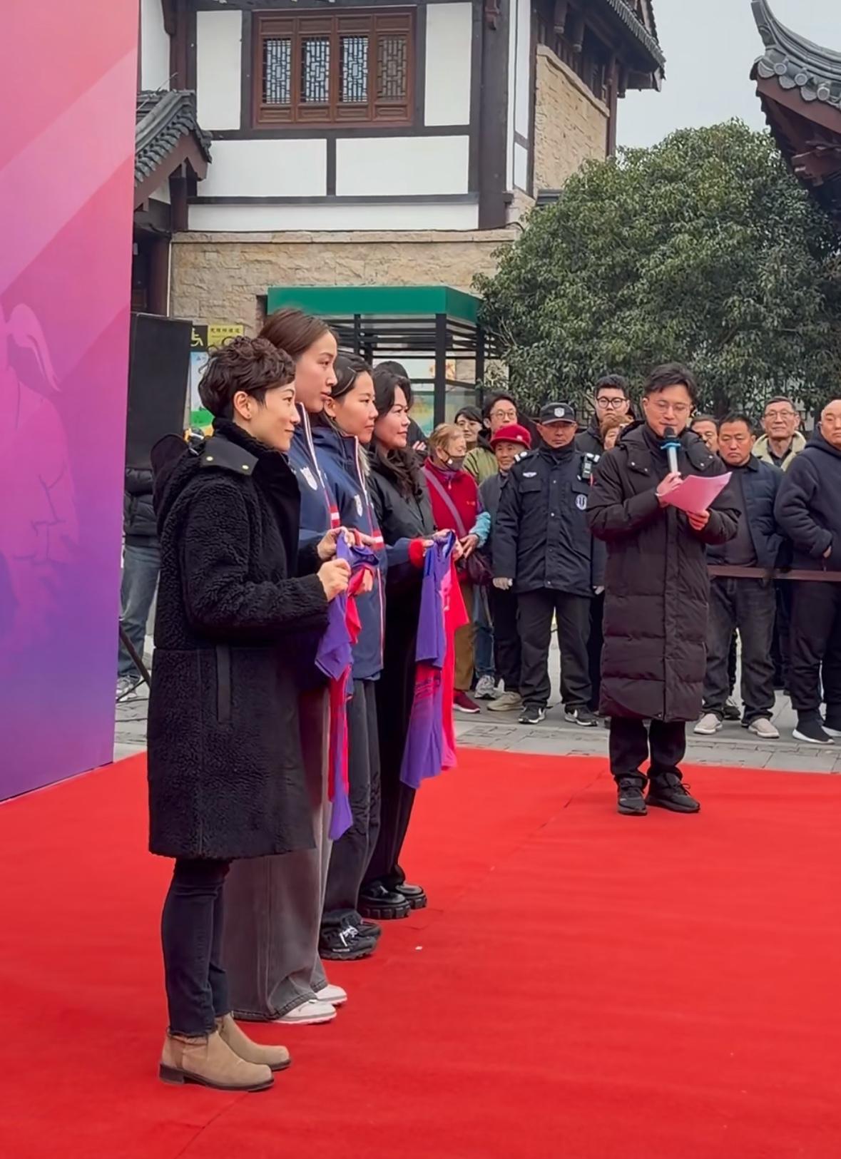 陈幸同 钱天一代表山东鲁能与南京栖霞山文化旅游有限公司互赠礼物
12月24日，南