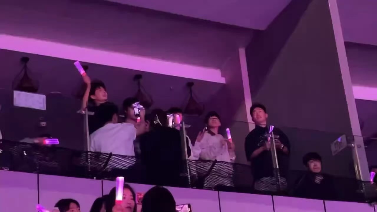 何老师、维嘉、杨迪、沈凌、泽林和小齐还有杰哥都来看娜姐演唱会啦！今天晚上娜姐是全