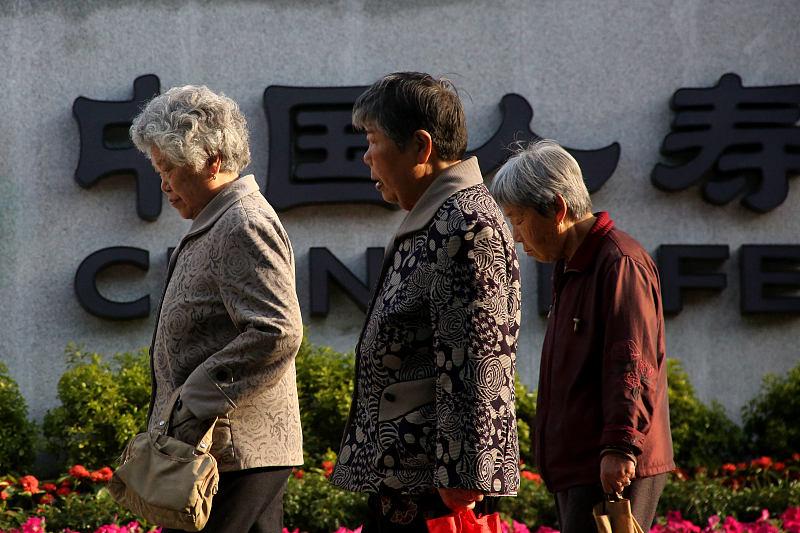建议:
不分年齡，
不分地区，
凡中国退休人员
每年每月涨100元
