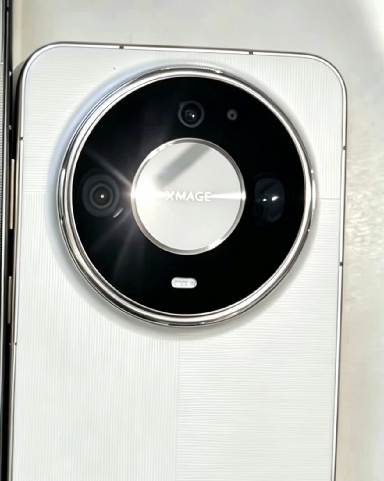 Mate90Pro 有一个版本是专门来接那个变焦模块相机的，看图2，摄像头圈圈边