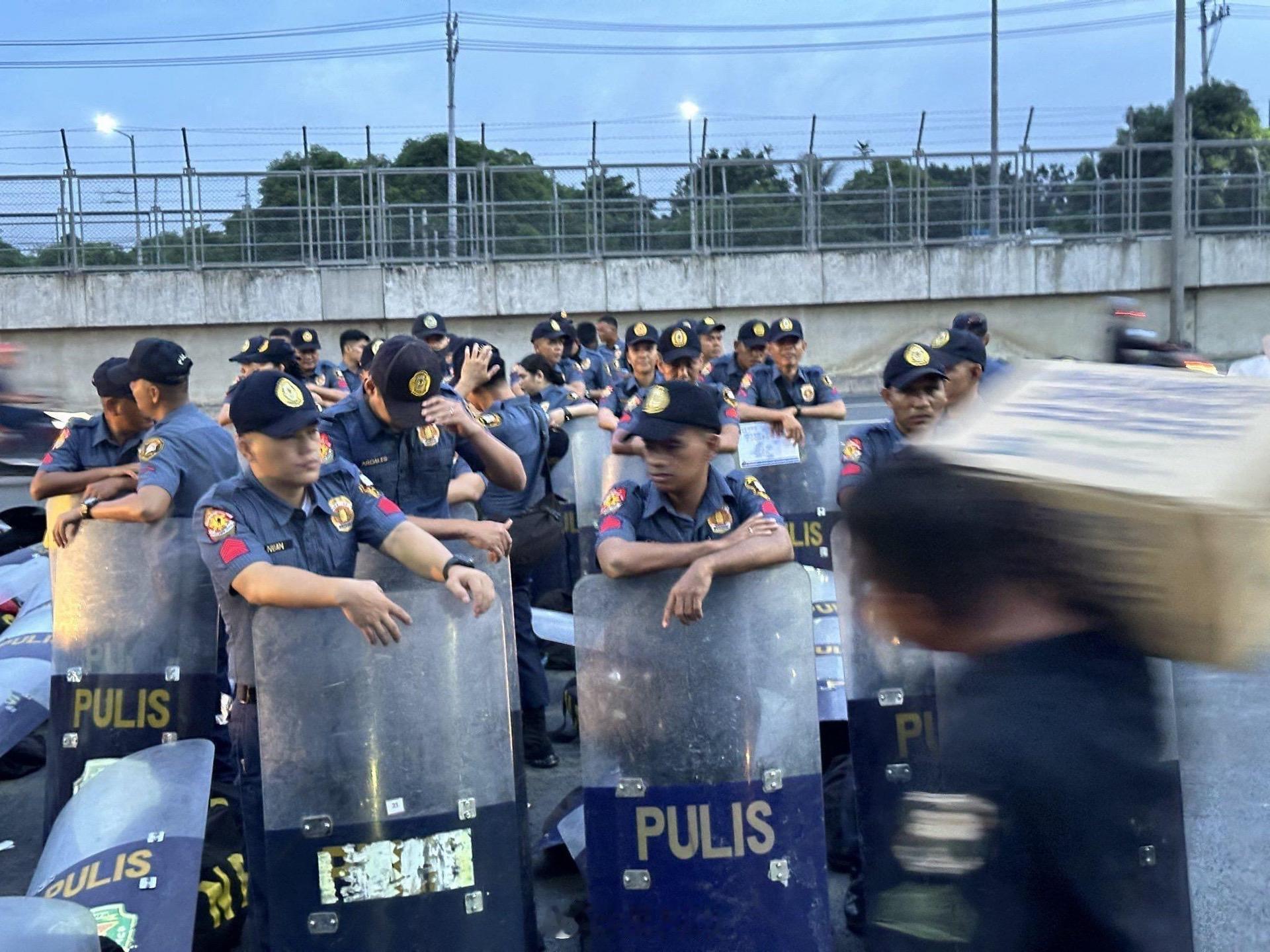 菲律宾近700人走上街头抗议，他们所要求的是生计权和停止非法转换农田。 ​​​