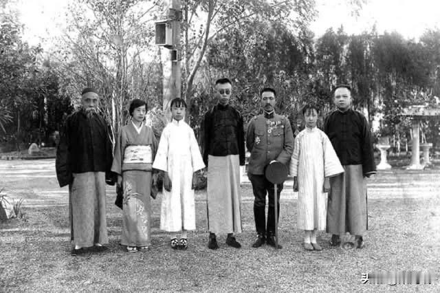 这张历史照片拍摄于 1924年11月29日，记录了清朝末代皇帝溥仪被逐出紫禁城后