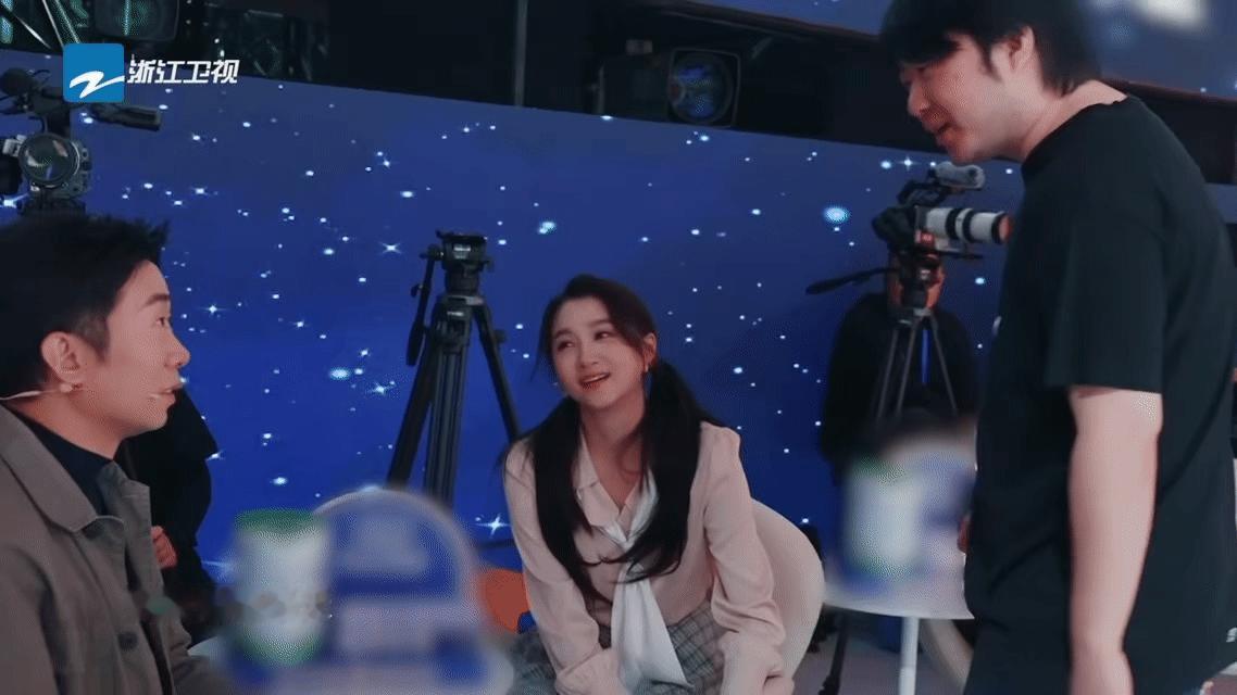 关晓彤聊了半天没认出吴彤 关晓彤这段笑不活！《王牌对王牌》休息时和吴彤唠嗑半天没