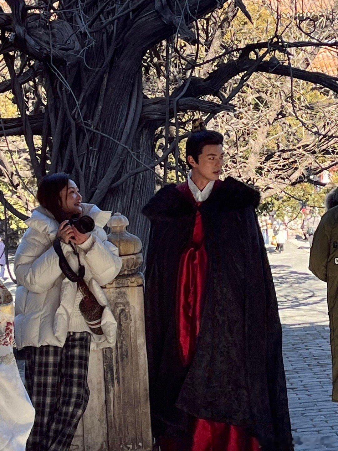 顾玉怎么站起来了国子监红墙偶遇叶祖新拍照 逛个胡同都能偶遇“顾将军”站起来！看到