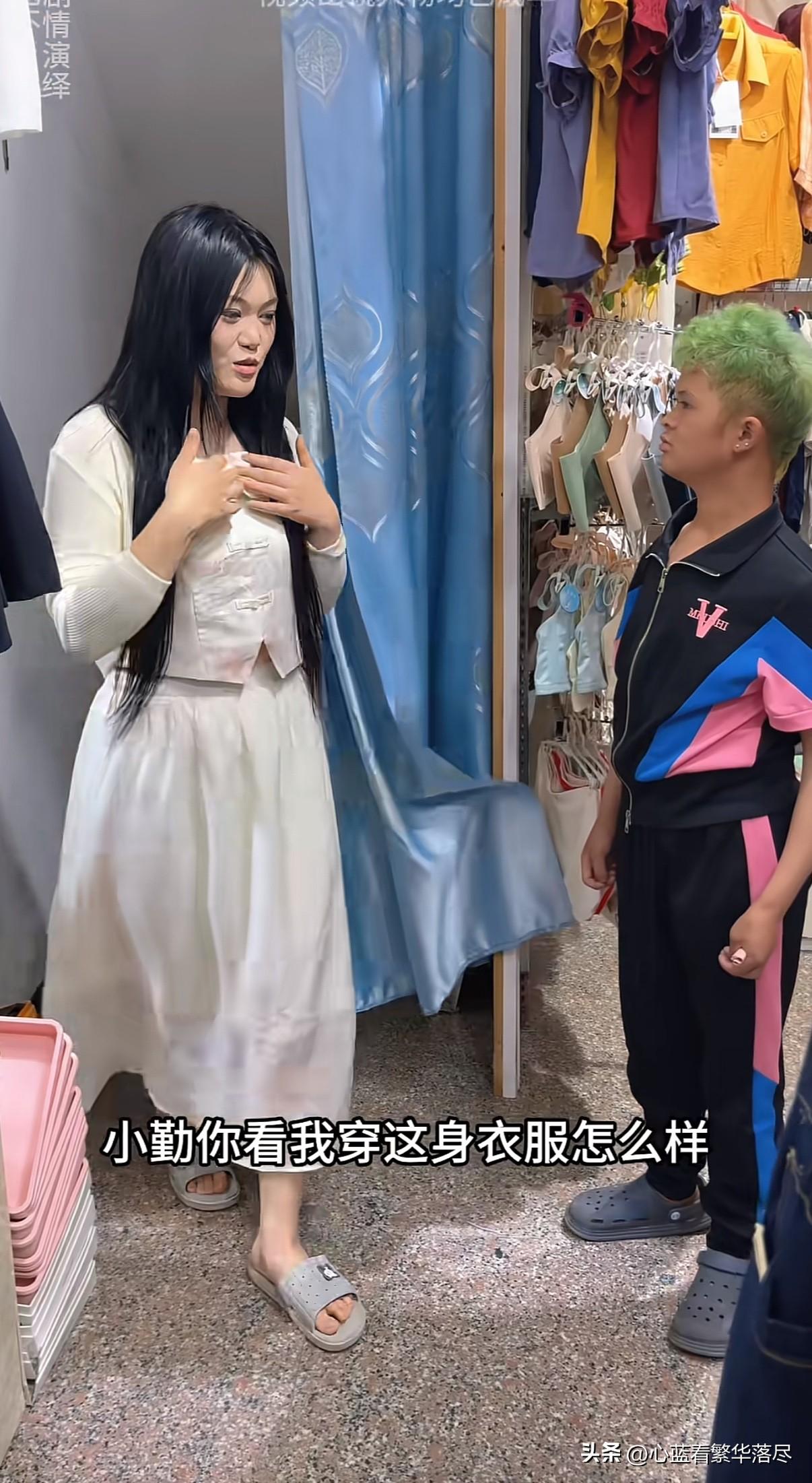 难道范小勤真的要当爸爸了？一位自称是范小勤女友的主播在直播间透露，已经怀孕两个月