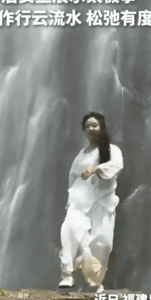 一位21岁女生在瀑布前打太极，火到人民日报了。一位泉州00后女生，五一假期没去玩