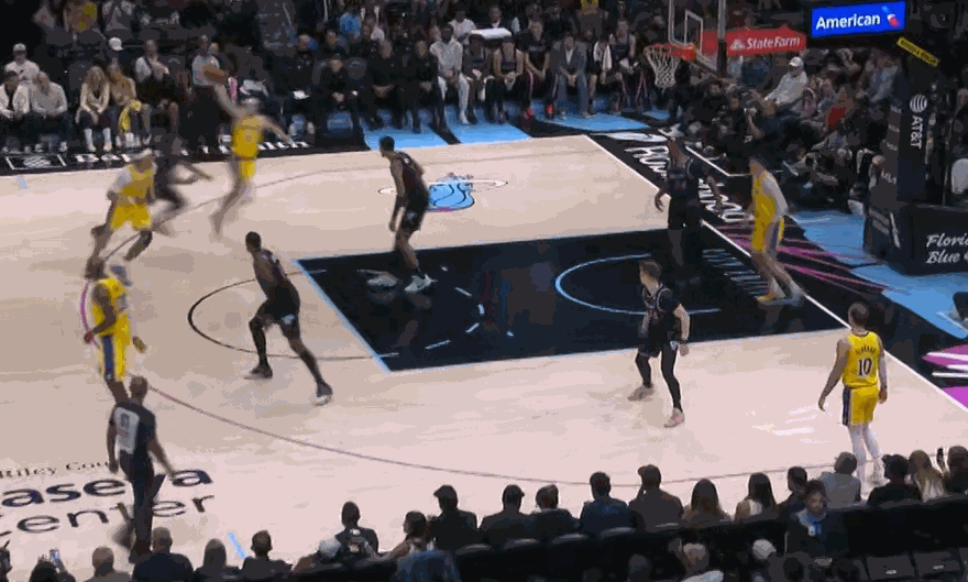 小里真聪明，急刹车造成对方追尾，100-93！湖人vs热火