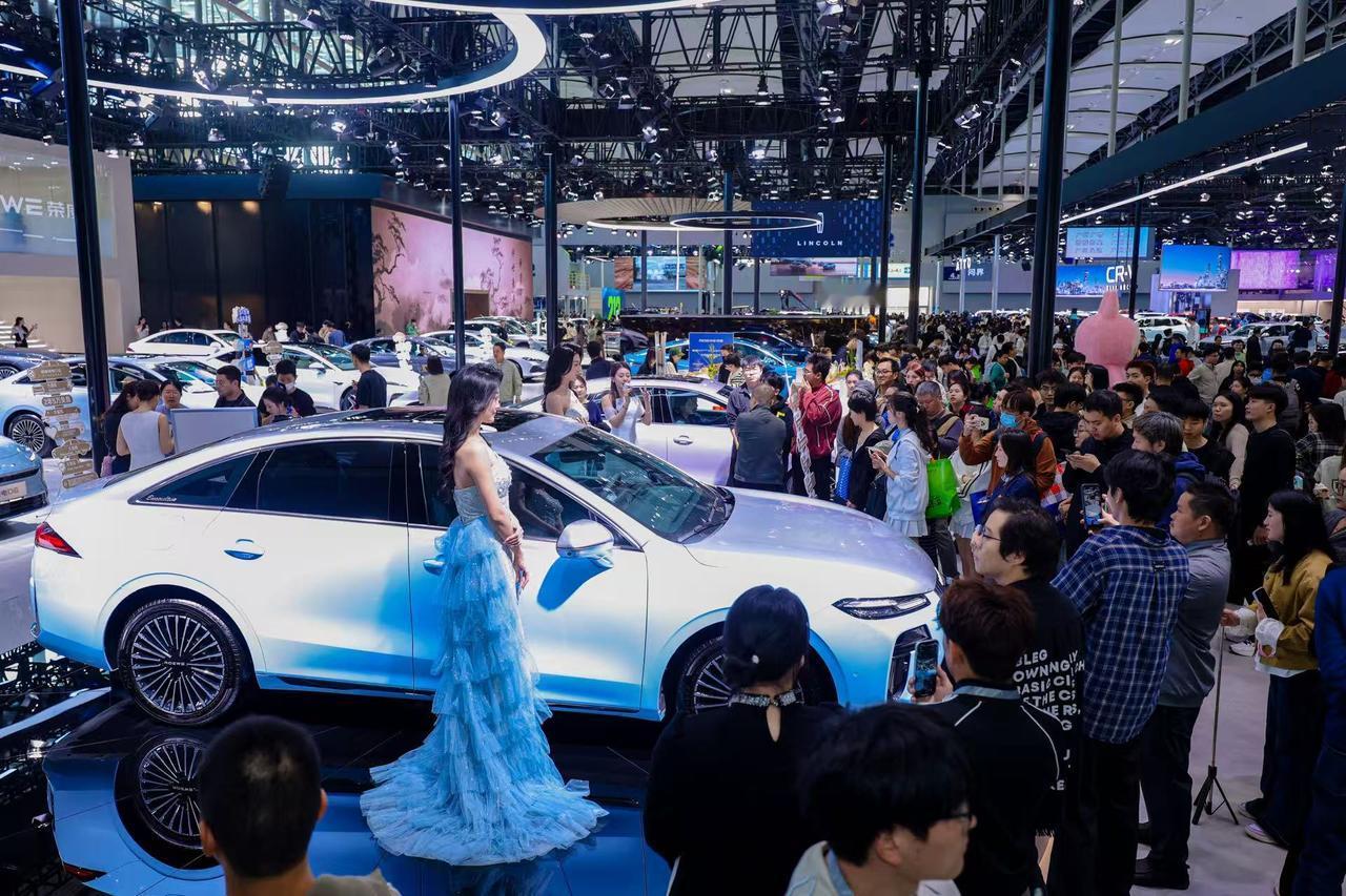 今年车展，荣威展台人流火爆！我发现荣威真的懂用户想看什么。整了台双拼色的荣威M7