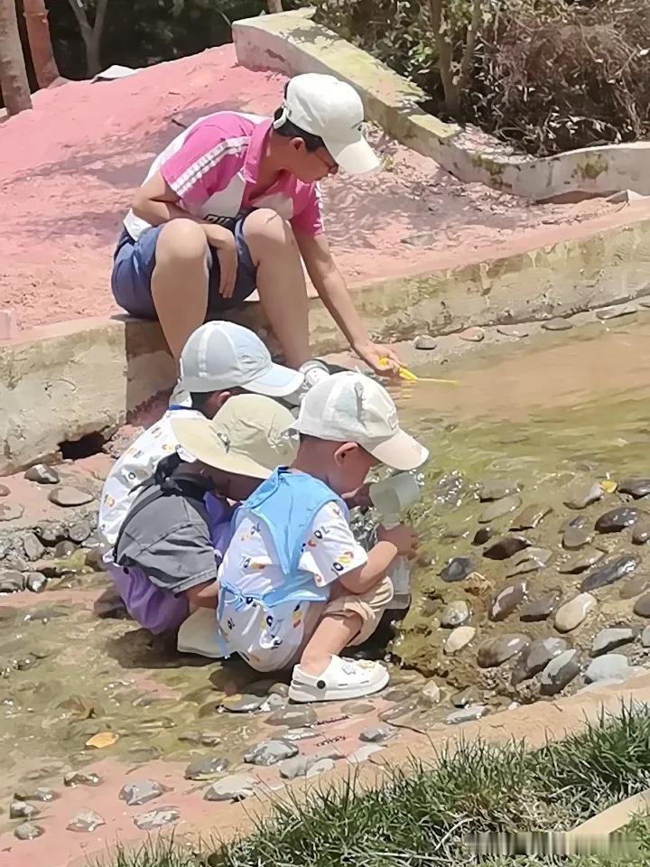 今天带着两个孙子去玩水。
这个给小孩子专门玩水的地方，就是人工挖了一个小水沟和一
