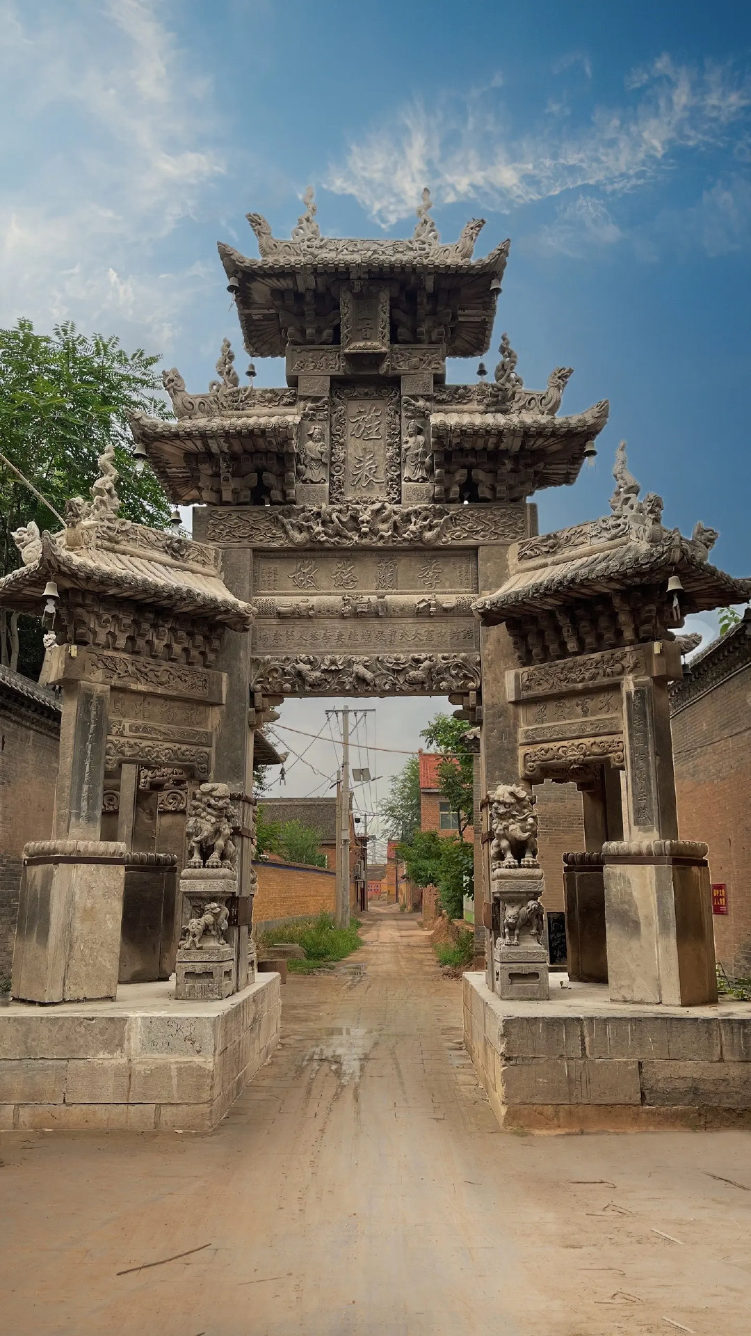 山西绛县的南樊石牌坊，藏着中国石刻与书法的双重惊艳。飞檐斗拱间，浮雕层层叠叠，每
