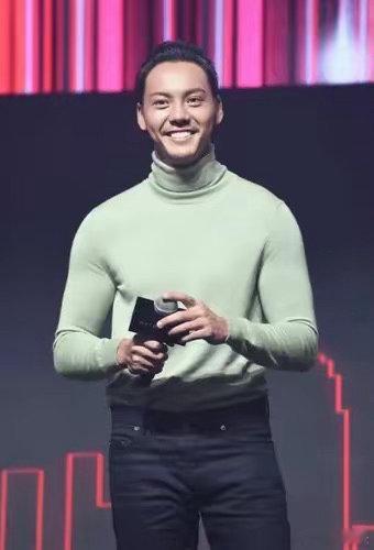 陈伟霆和敕勒川绝配陈伟霆突然上热搜了。不是因为新剧。不是因为综艺。是一首诗。敕勒