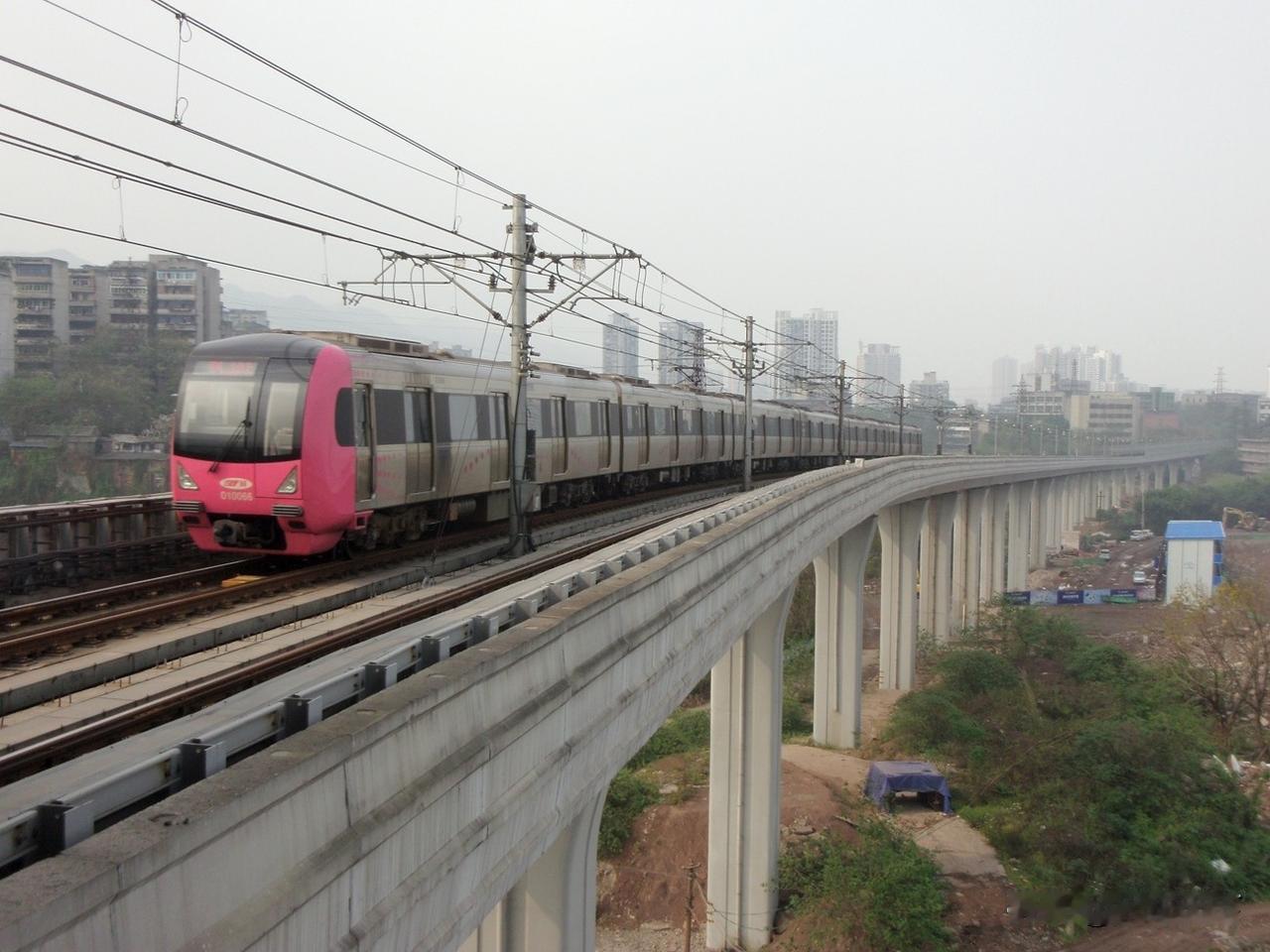 2015年，重庆轨道交通1号线列车驶入石井坡站，当时石井坡站旁边原特殊钢厂厂房才