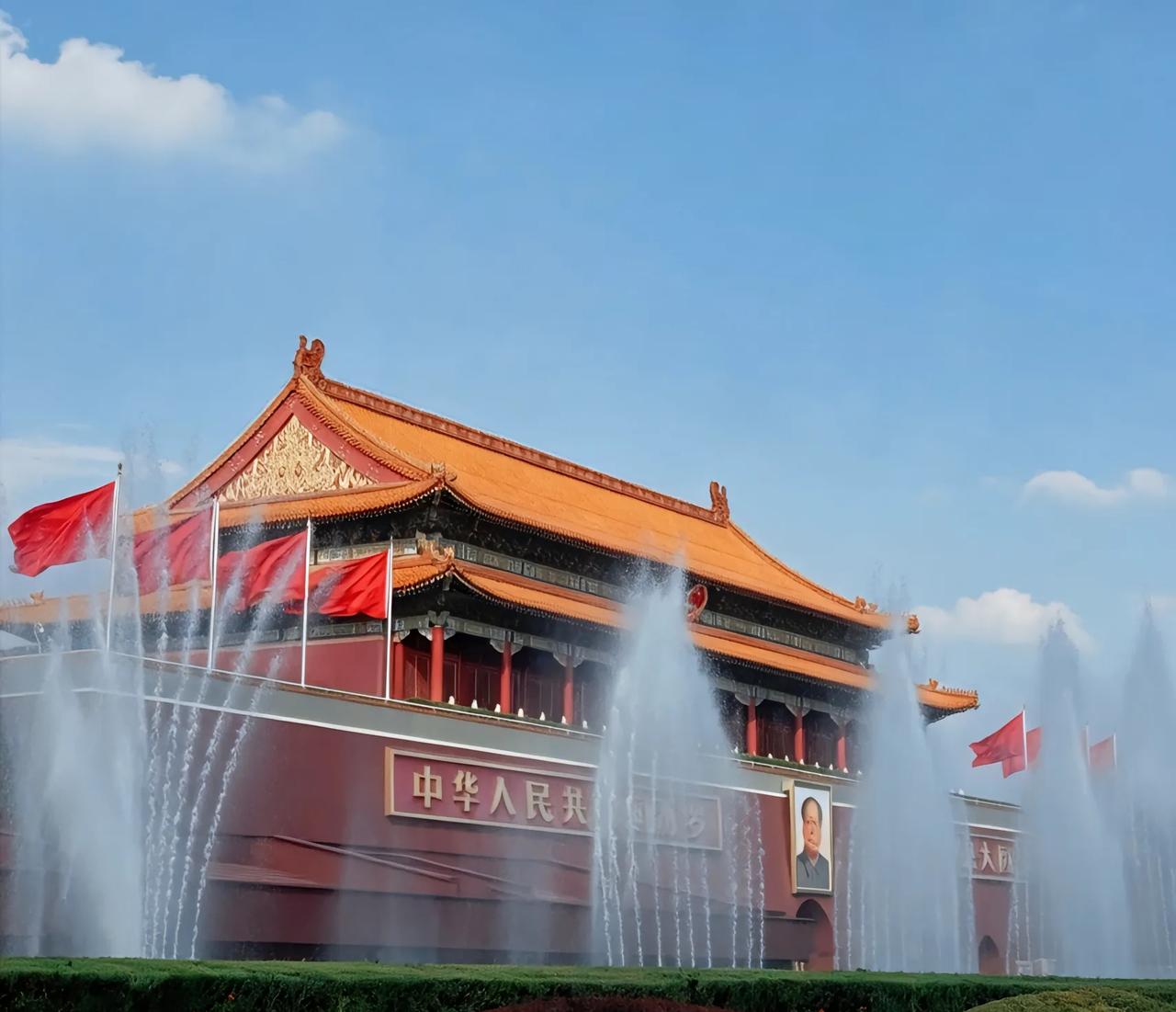 站在天安门前，满眼都是中国红。
红旗迎风舒展，广场上人潮涌动，每个人手中都挥舞着