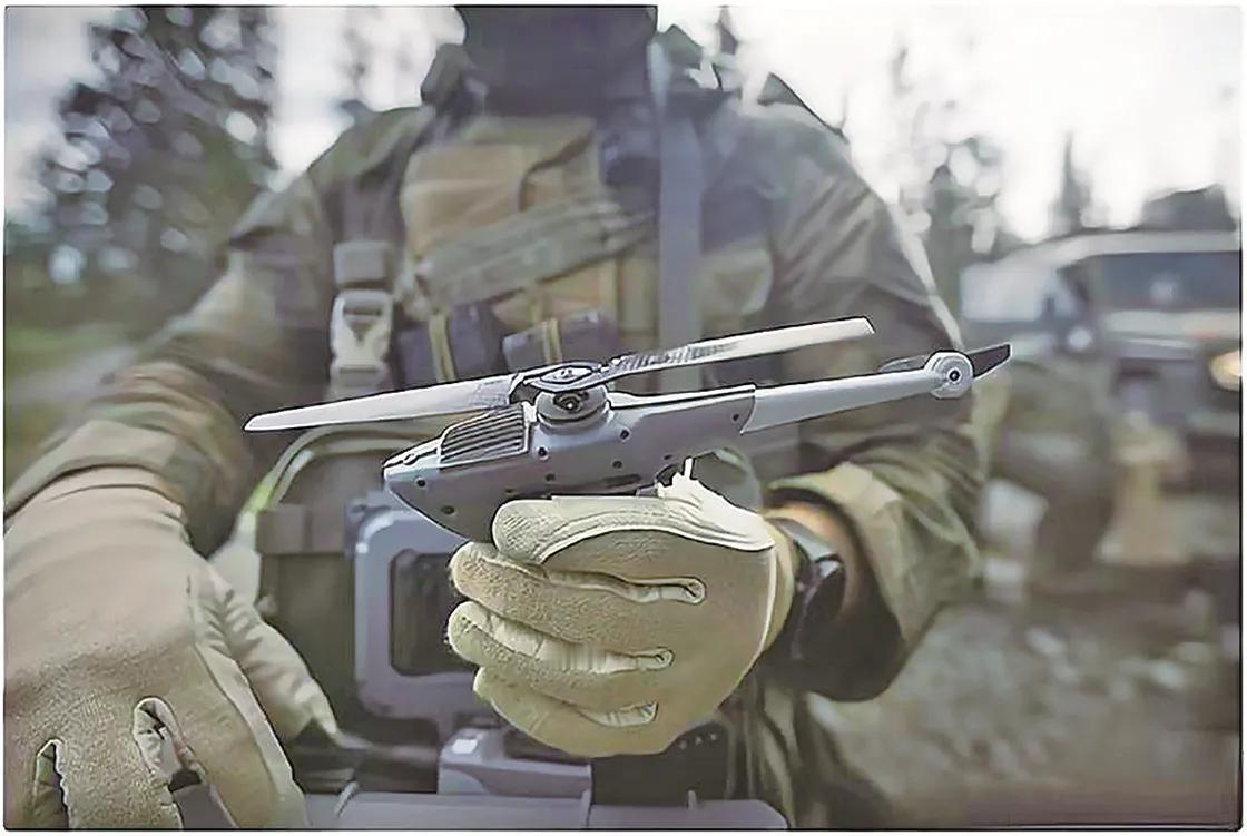 前段时间，美国的菲力尔防御公司正式推出了黑黄蜂4单兵无人侦察机。这款侦察机一亮相