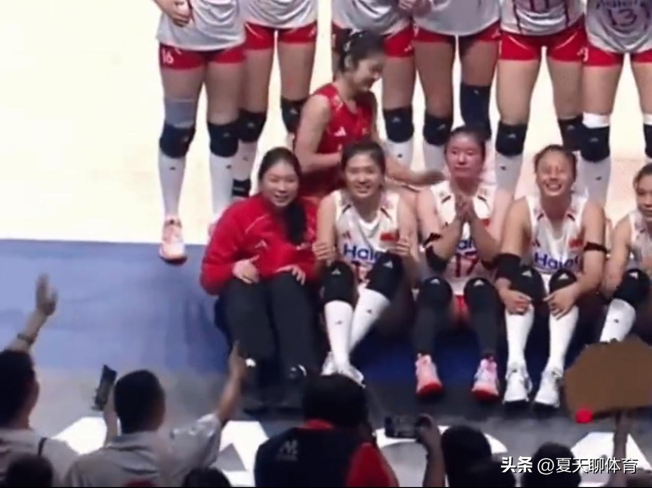 原来昨晚上倪非凡也哭了啊[流泪][流泪]昨晚赢下美国女排赛后，大家都聚在一起拍胜