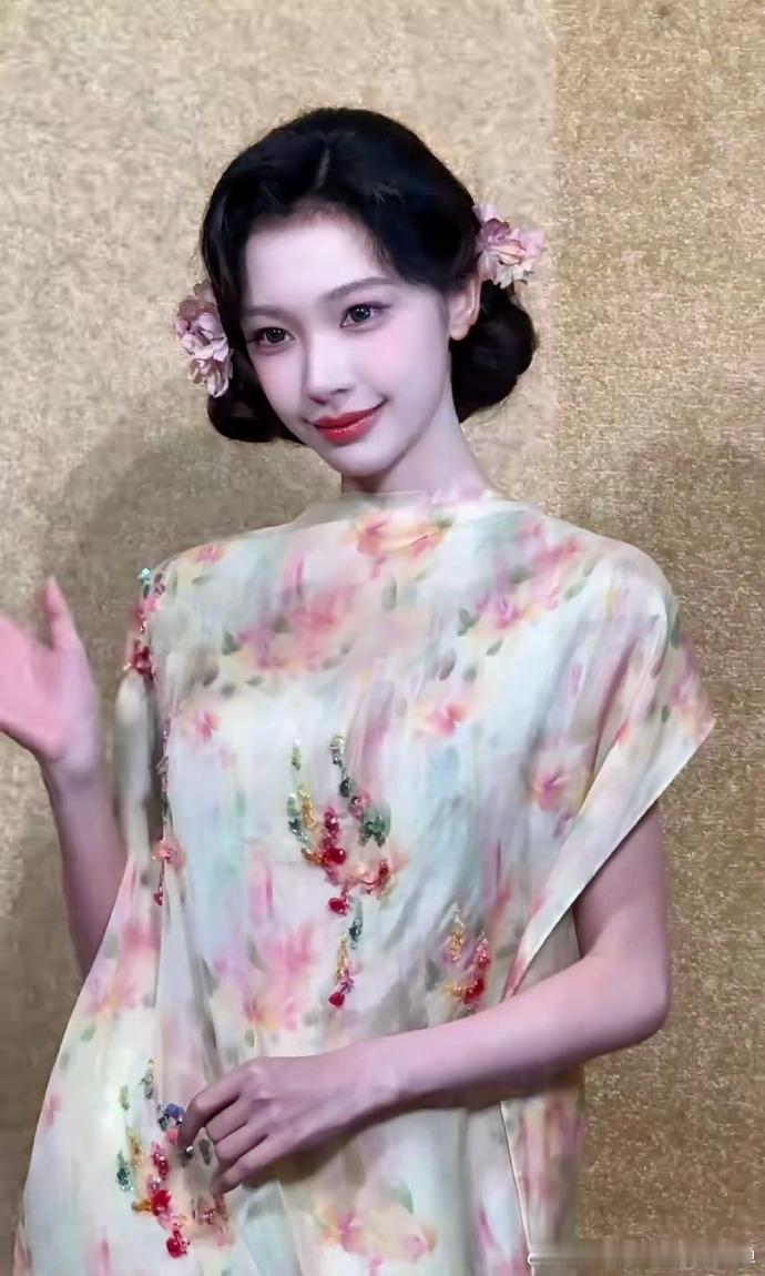 易梦玲最新路拍、 易梦玲民国贵女风造型易梦玲最新路拍状态在线，民国贵女造型温婉动